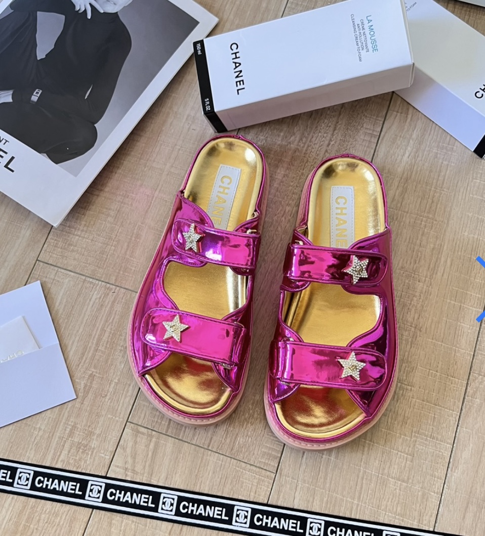 Deep slinky Chanel Slides